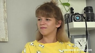 Фотограф уговорил 18летнюю худышку раздеться во время съемки и дал ей в рот член